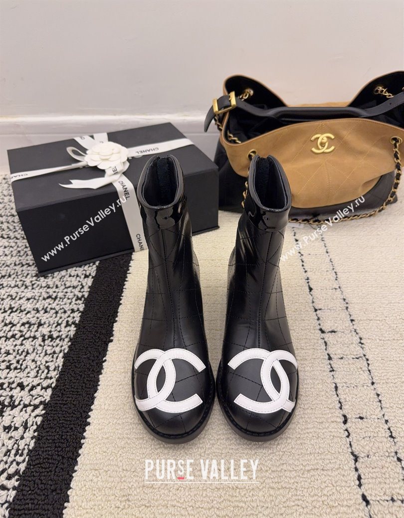 Chanel Quilted Calfskin Leather Ankle Boots with Maxi CC Black/White 2025 CH110407 (MD-251223040)