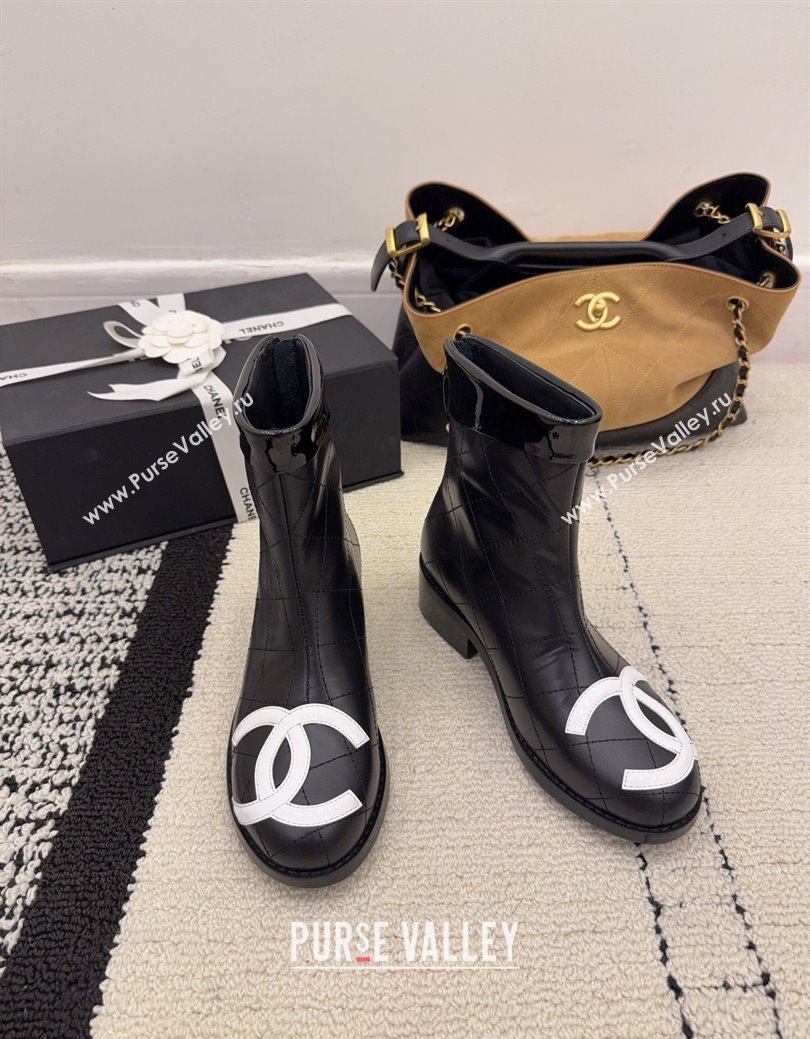 Chanel Quilted Calfskin Leather Ankle Boots with Maxi CC Black/White 2025 CH110407 (MD-251223040)