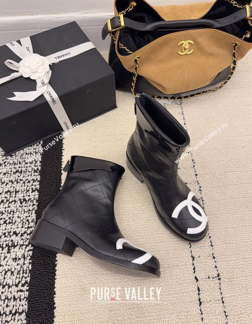 Chanel Quilted Calfskin Leather Ankle Boots with Maxi CC Black/White 2025 CH110407 (MD-251223040)
