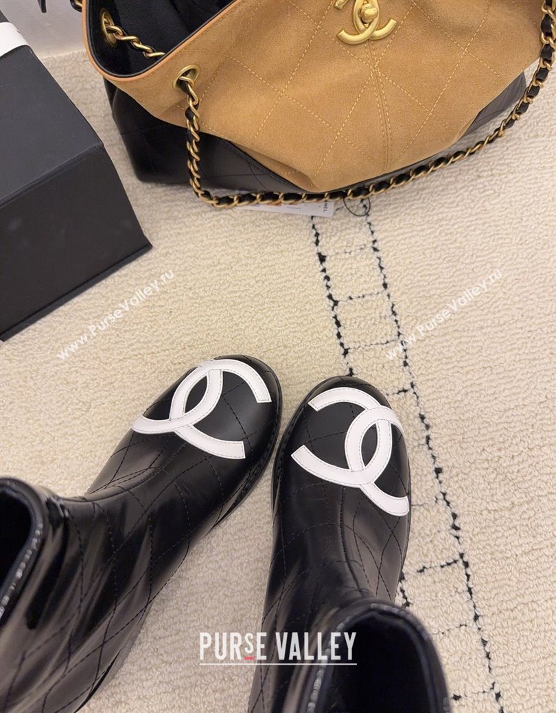 Chanel Quilted Calfskin Leather Ankle Boots with Maxi CC Black/White 2025 CH110407 (MD-251223040)