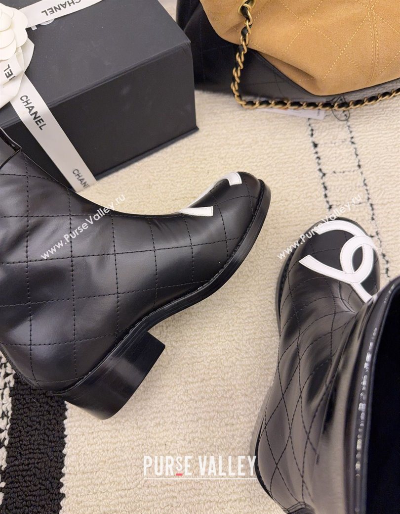 Chanel Quilted Calfskin Leather Ankle Boots with Maxi CC Black/White 2025 CH110407 (MD-251223040)