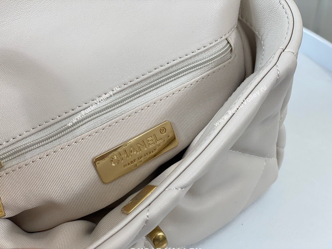 Chanel 19 Shiny Lambskin Mini Flap Bag AS1159 White 2024 (sm-240311047)