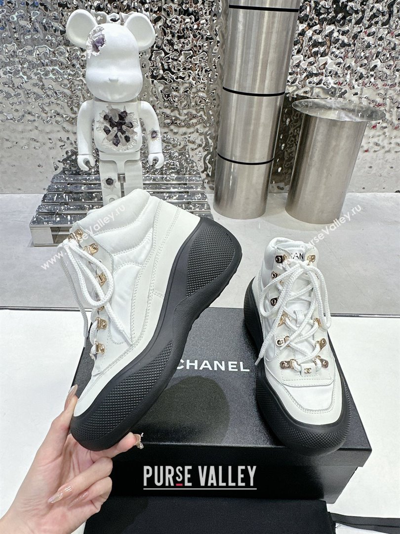 Chanel Coco Neige Fabric and Calfskin Snow Sneakers 5cm G45337 White/Black 2023 (MD-231011064)