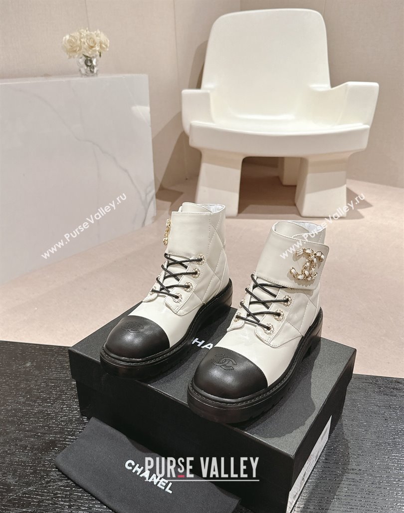 Chanel Quilted Calfskin Lace-up Ankle Boots with Chain CC White 2024 CH101509 (MD-241015118)