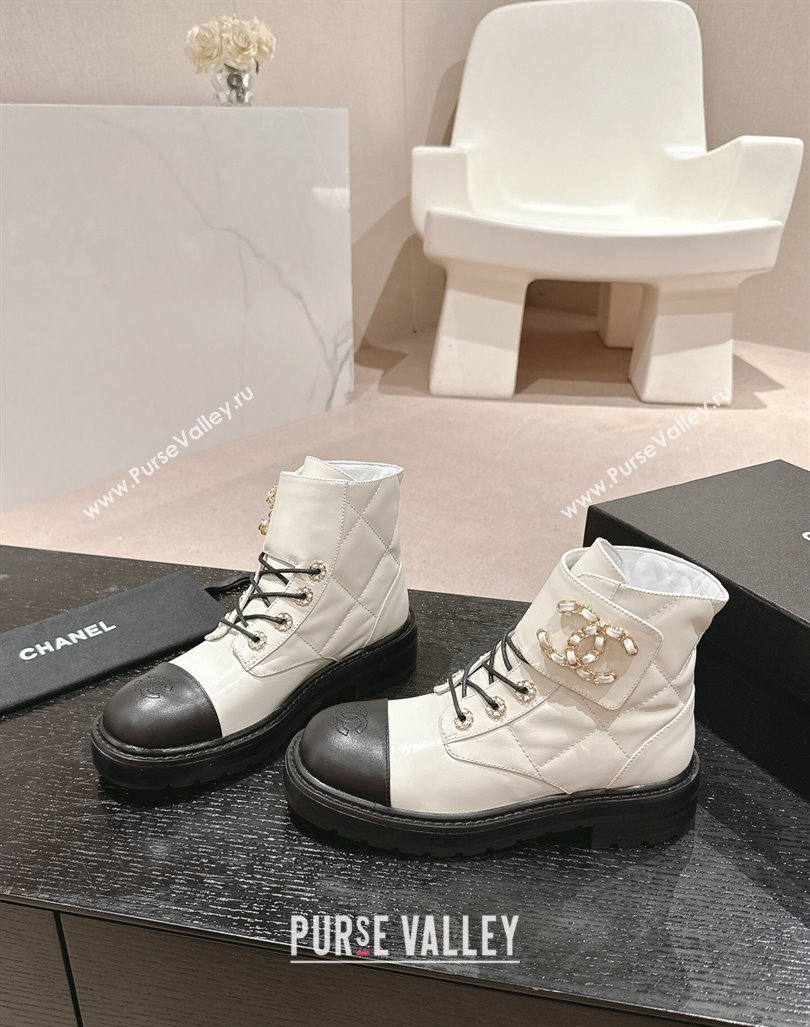 Chanel Quilted Calfskin Lace-up Ankle Boots with Chain CC White 2024 CH101509 (MD-241015118)