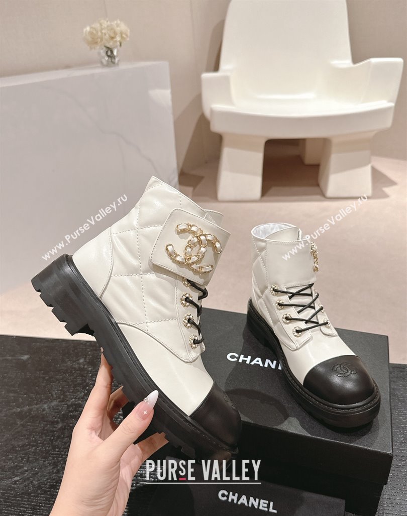 Chanel Quilted Calfskin Lace-up Ankle Boots with Chain CC White 2024 CH101509 (MD-241015118)