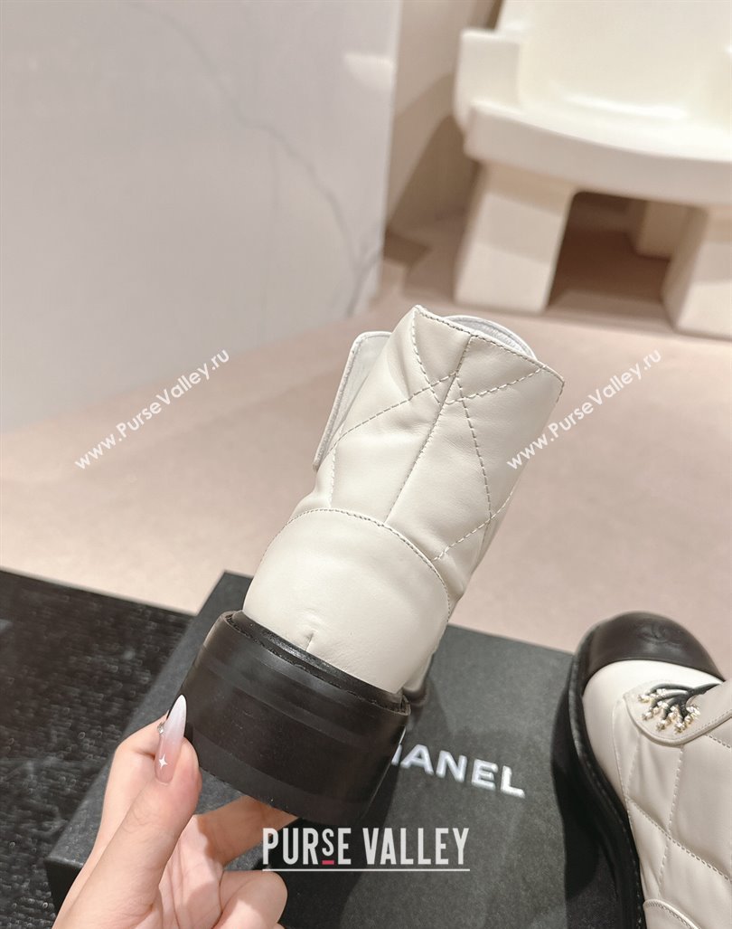 Chanel Quilted Calfskin Lace-up Ankle Boots with Chain CC White 2024 CH101509 (MD-241015118)