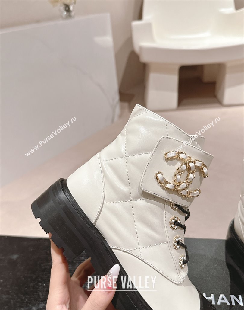 Chanel Quilted Calfskin Lace-up Ankle Boots with Chain CC White 2024 CH101509 (MD-241015118)