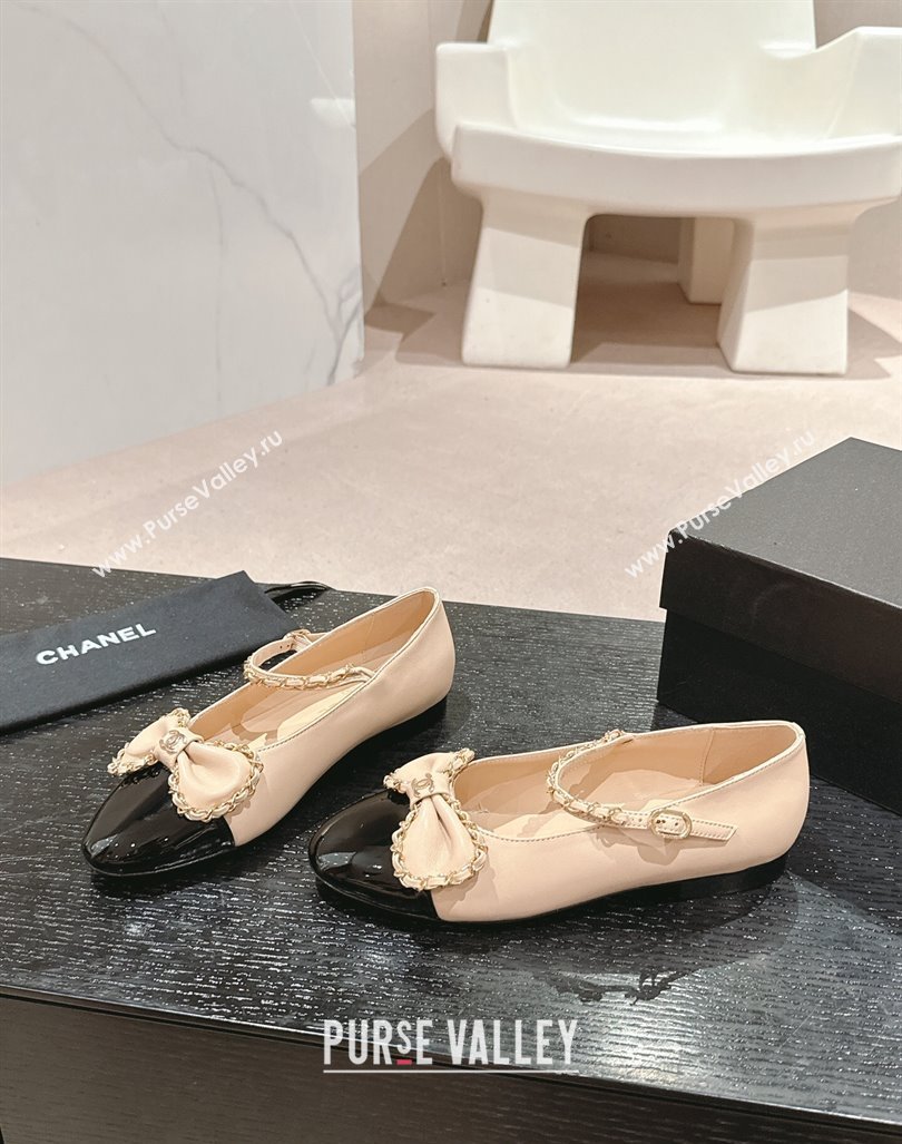 Chanel Calfskin Patent Mary Janes Ballet Flats with Bow and Chain Beige 2024 CH101629 (MD-241016114)