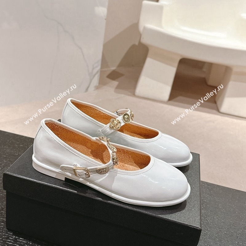 Chanel Patent Calfskin Mary Janes Ballet Flat with Charm White 2024 G45778 (MD-241016119)