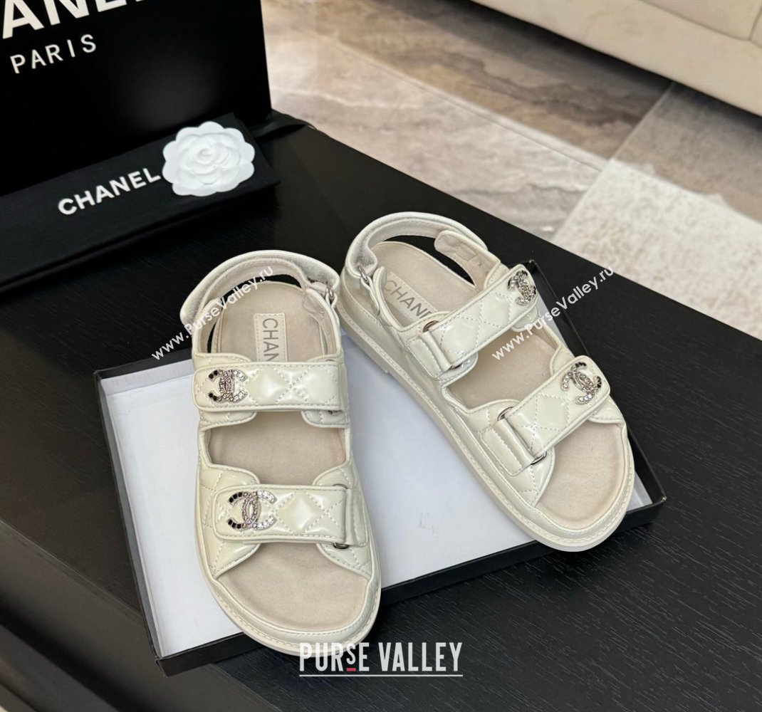 Chanel Patent Calfskin Flat Strap Sandals with Strass CC White 2025 CH041719 (MD-250417093)
