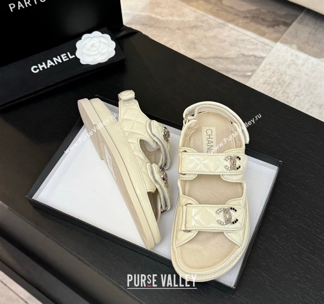 Chanel Patent Calfskin Flat Strap Sandals with Strass CC White 2025 CH041719 (MD-250417093)