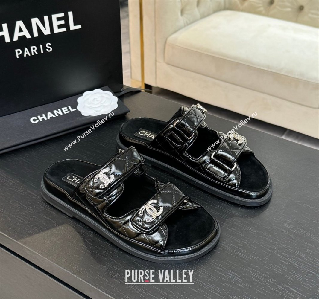Chanel Patent Calfskin Flat Strap Slides Sandal with Strass CC Black 2025 CH041719 (MD-250417097)