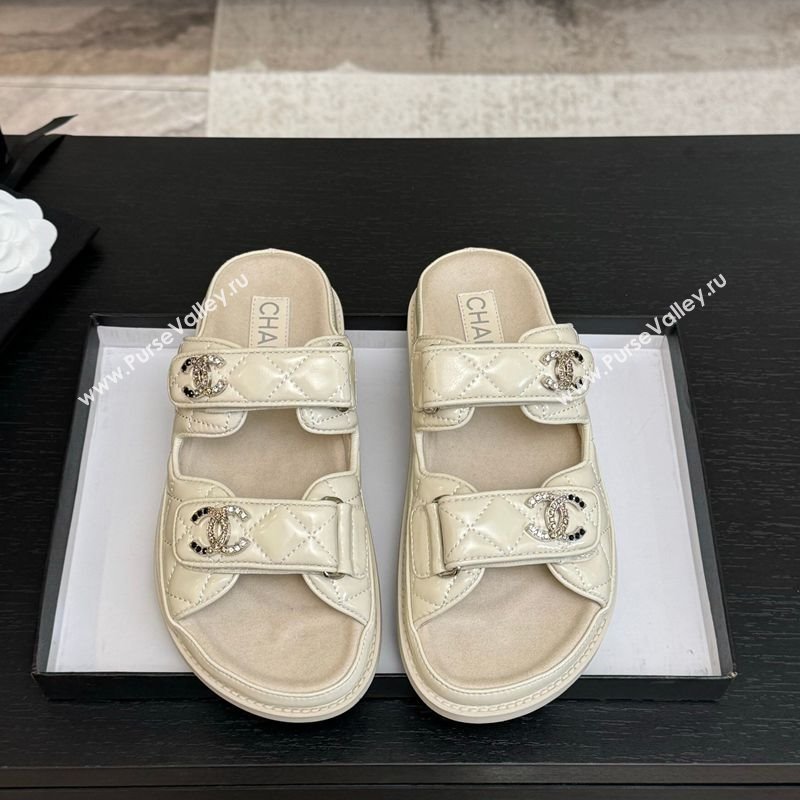 Chanel Patent Calfskin Flat Strap Slides Sandal with Strass CC Light Beige 2025 CH041719 (MD-250417099)