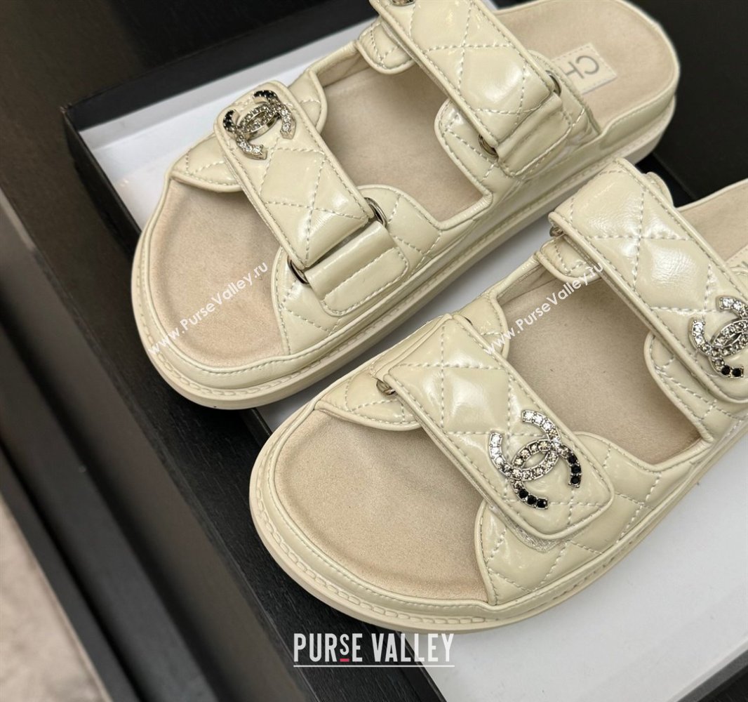 Chanel Patent Calfskin Flat Strap Slides Sandal with Strass CC Light Beige 2025 CH041719 (MD-250417099)