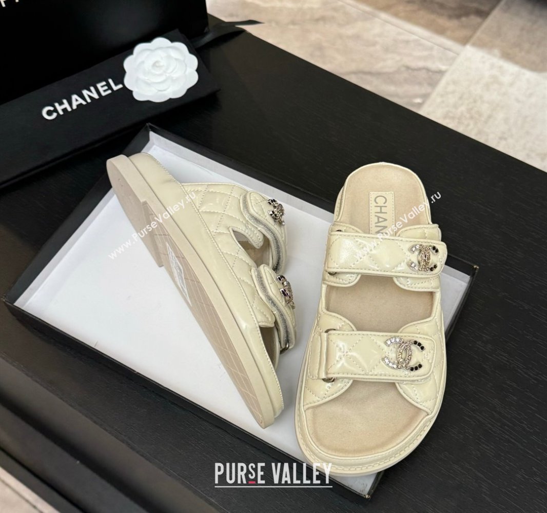Chanel Patent Calfskin Flat Strap Slides Sandal with Strass CC Light Beige 2025 CH041719 (MD-250417099)