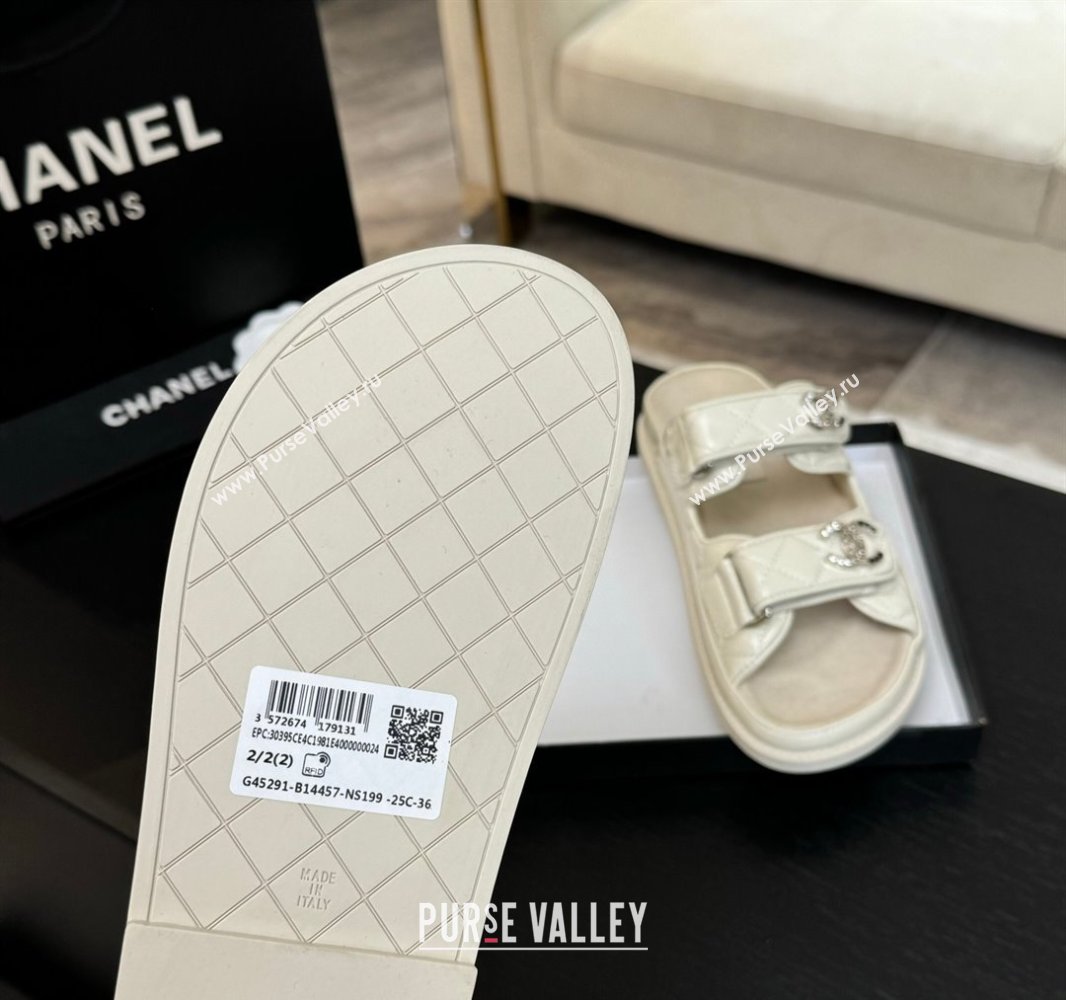 Chanel Patent Calfskin Flat Strap Slides Sandal with Strass CC Light Beige 2025 CH041719 (MD-250417099)