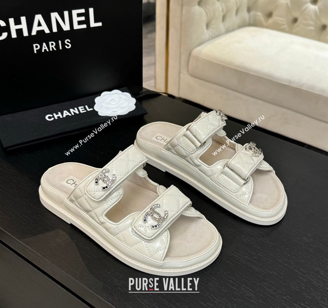 Chanel Patent Calfskin Flat Strap Slides Sandal with Strass CC Light Beige 2025 CH041719 (MD-250417099)