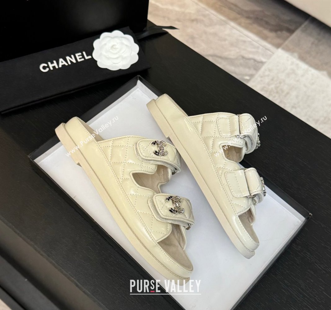 Chanel Patent Calfskin Flat Strap Slides Sandal with Strass CC Light Beige 2025 CH041719 (MD-250417099)