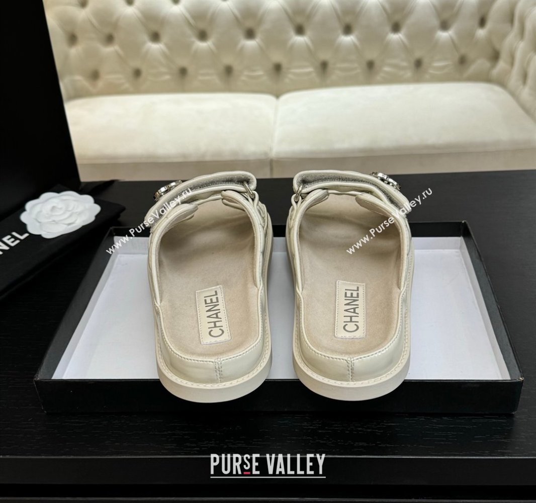 Chanel Patent Calfskin Flat Strap Slides Sandal with Strass CC Light Beige 2025 CH041719 (MD-250417099)