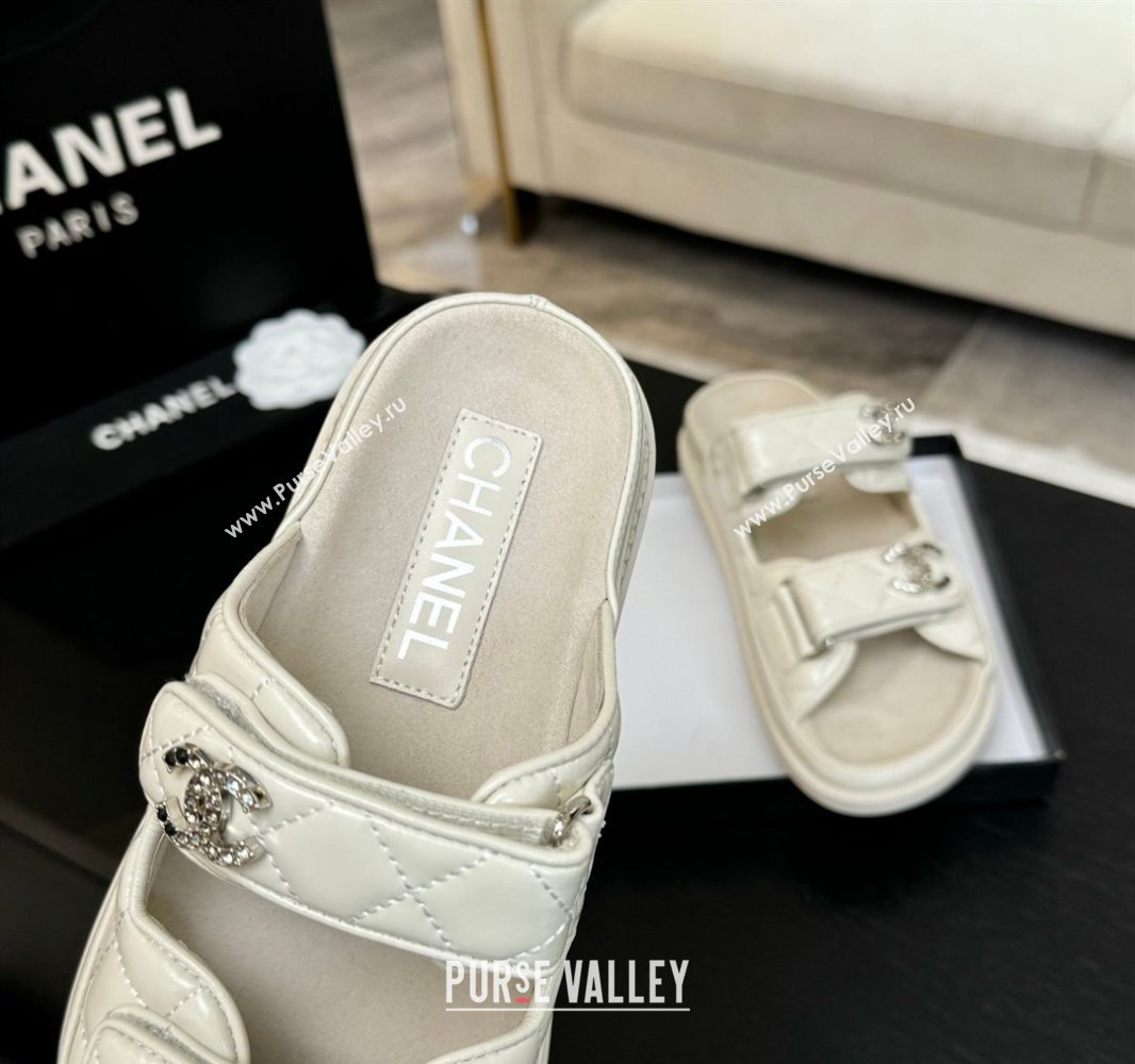 Chanel Patent Calfskin Flat Strap Slides Sandal with Strass CC Light Beige 2025 CH041719 (MD-250417099)