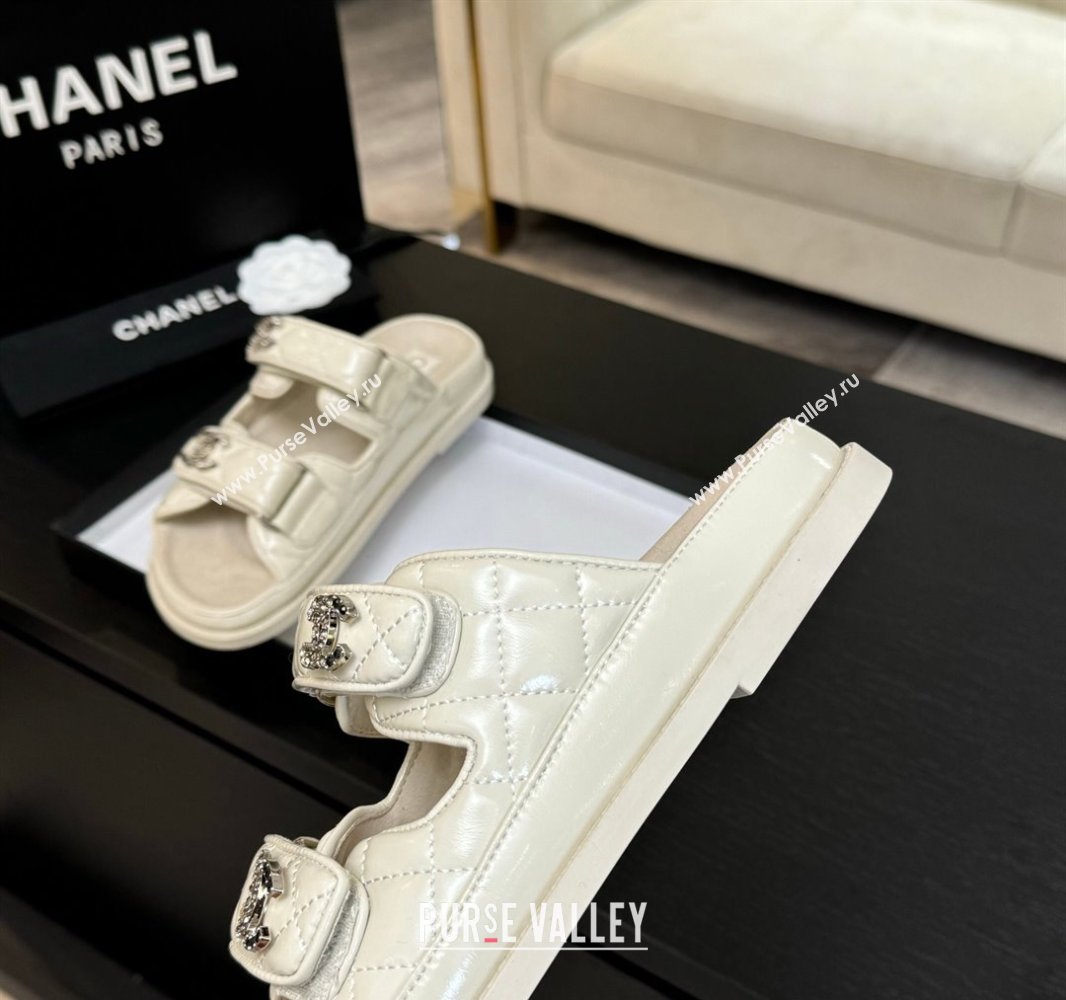 Chanel Patent Calfskin Flat Strap Slides Sandal with Strass CC Light Beige 2025 CH041719 (MD-250417099)