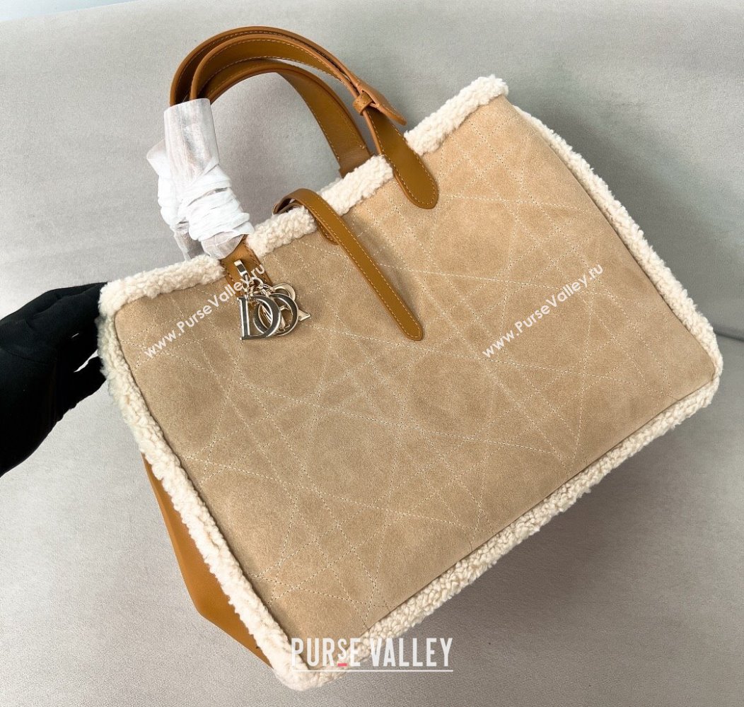 Dior Large Toujours Tote Bag in Beige Suede and White Shearling 2024 1212 (BF-241212068)