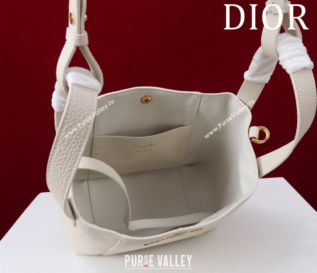 Dior Small Signature Bucket Bag in Grained Calfskin White 2025 0403 (XXG-250403102)