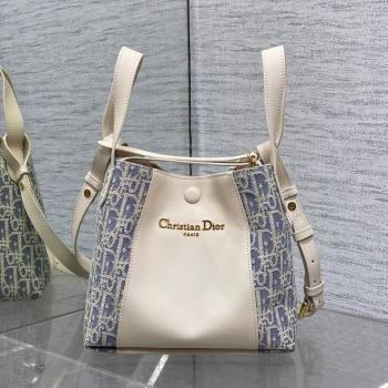 Dior Small Signature Bucket Bag in Blue Dior Oblique Chambray with Raffia Effect and White Calfskin 2025 (XXG-250627075)