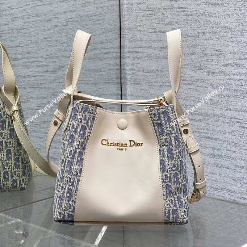 Dior Small Signature Bucket Bag in Blue Dior Oblique Chambray with Raffia Effect and White Calfskin 2025 (XXG-250627075)
