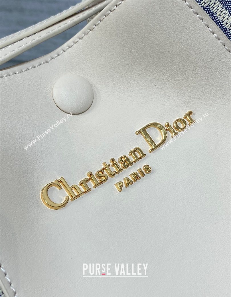 Dior Small Signature Bucket Bag in Blue Dior Oblique Chambray with Raffia Effect and White Calfskin 2025 (XXG-250627075)