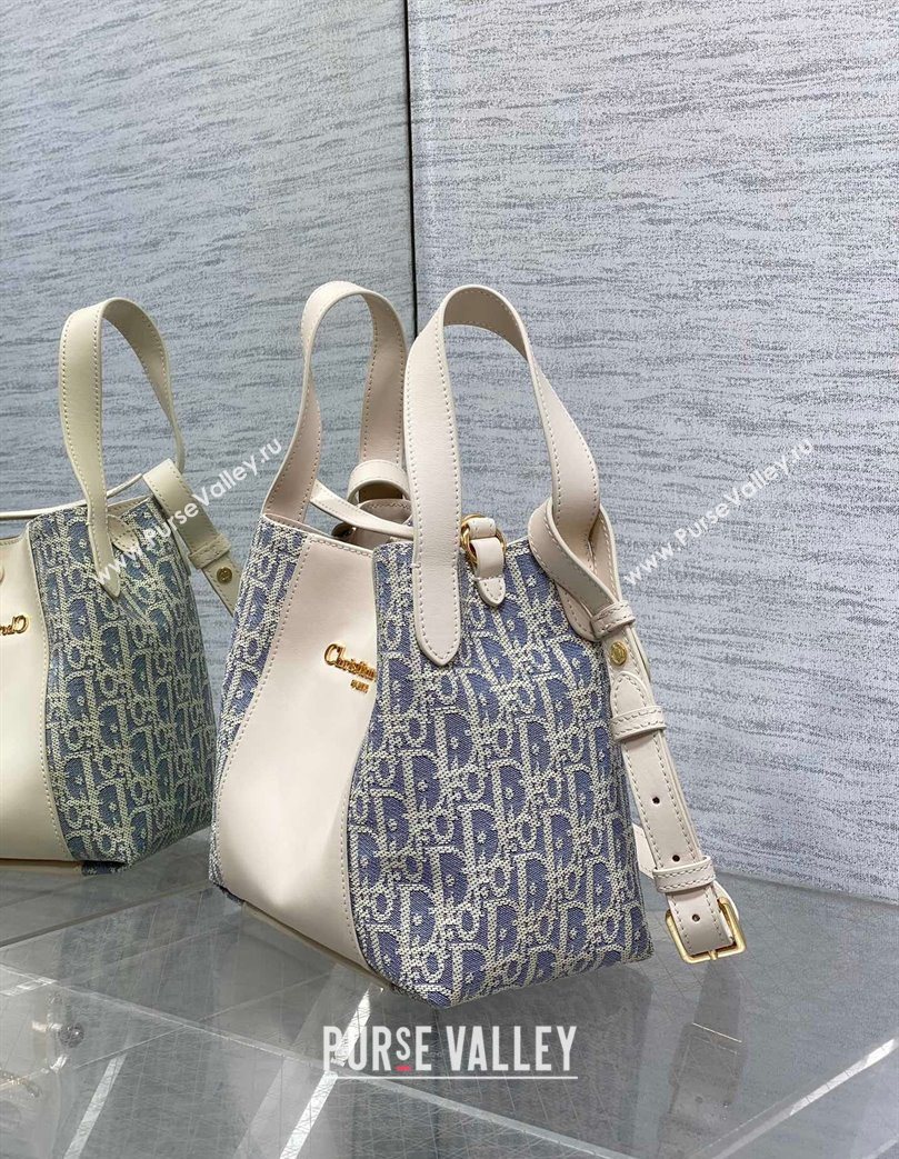 Dior Small Signature Bucket Bag in Blue Dior Oblique Chambray with Raffia Effect and White Calfskin 2025 (XXG-250627075)