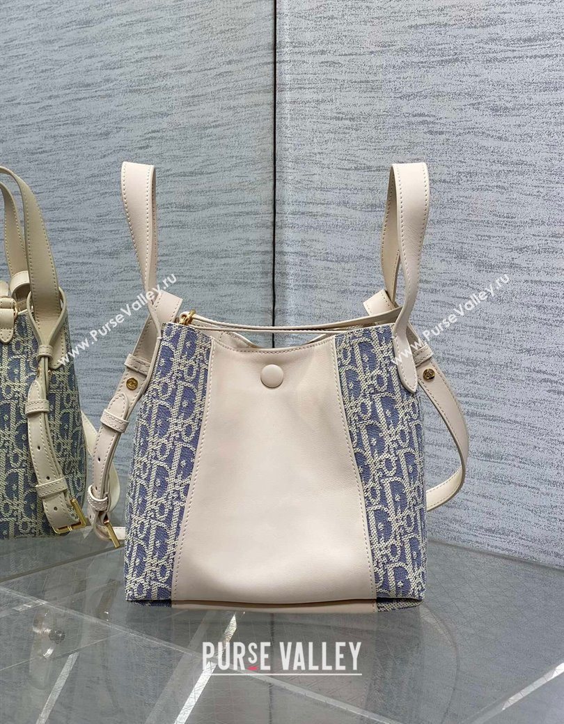 Dior Small Signature Bucket Bag in Blue Dior Oblique Chambray with Raffia Effect and White Calfskin 2025 (XXG-250627075)