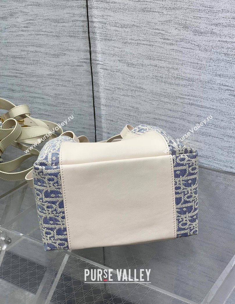 Dior Small Signature Bucket Bag in Blue Dior Oblique Chambray with Raffia Effect and White Calfskin 2025 (XXG-250627075)