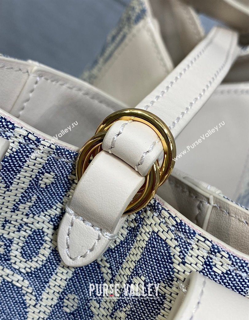 Dior Small Signature Bucket Bag in Blue Dior Oblique Chambray with Raffia Effect and White Calfskin 2025 (XXG-250627075)