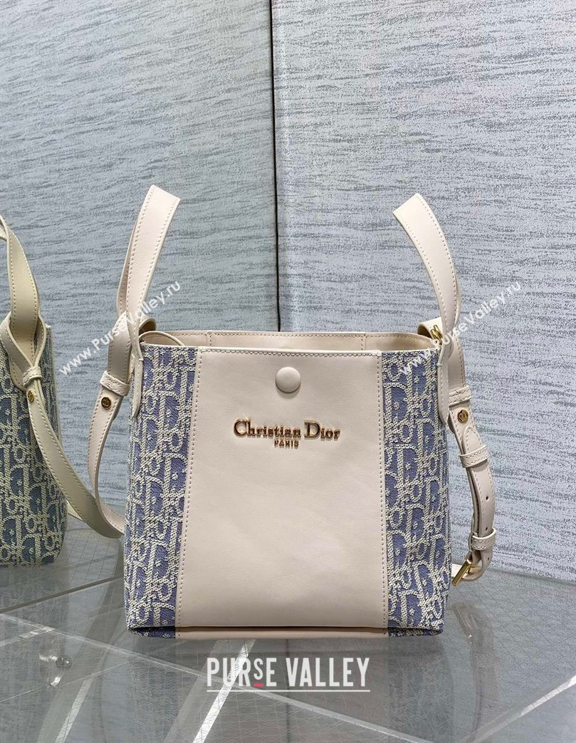 Dior Small Signature Bucket Bag in Blue Dior Oblique Chambray with Raffia Effect and White Calfskin 2025 (XXG-250627075)