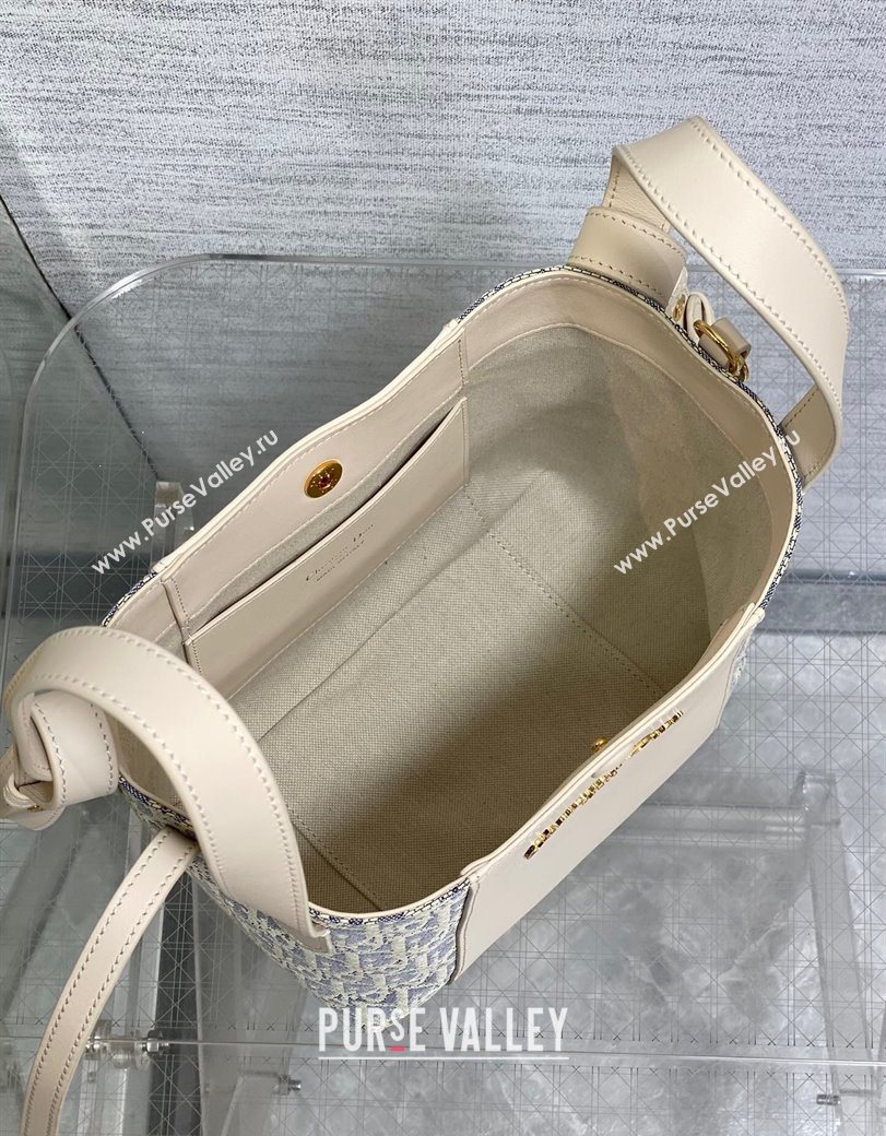 Dior Small Signature Bucket Bag in Blue Dior Oblique Chambray with Raffia Effect and White Calfskin 2025 (XXG-250627075)