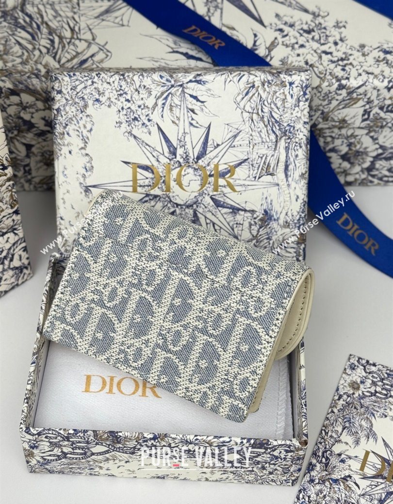 Dior Saddle Bloom Card Holder in Blue Dior Oblique Chambray with Raffia Effect and White Smooth Calfskin 2025 (XXG-250627088)