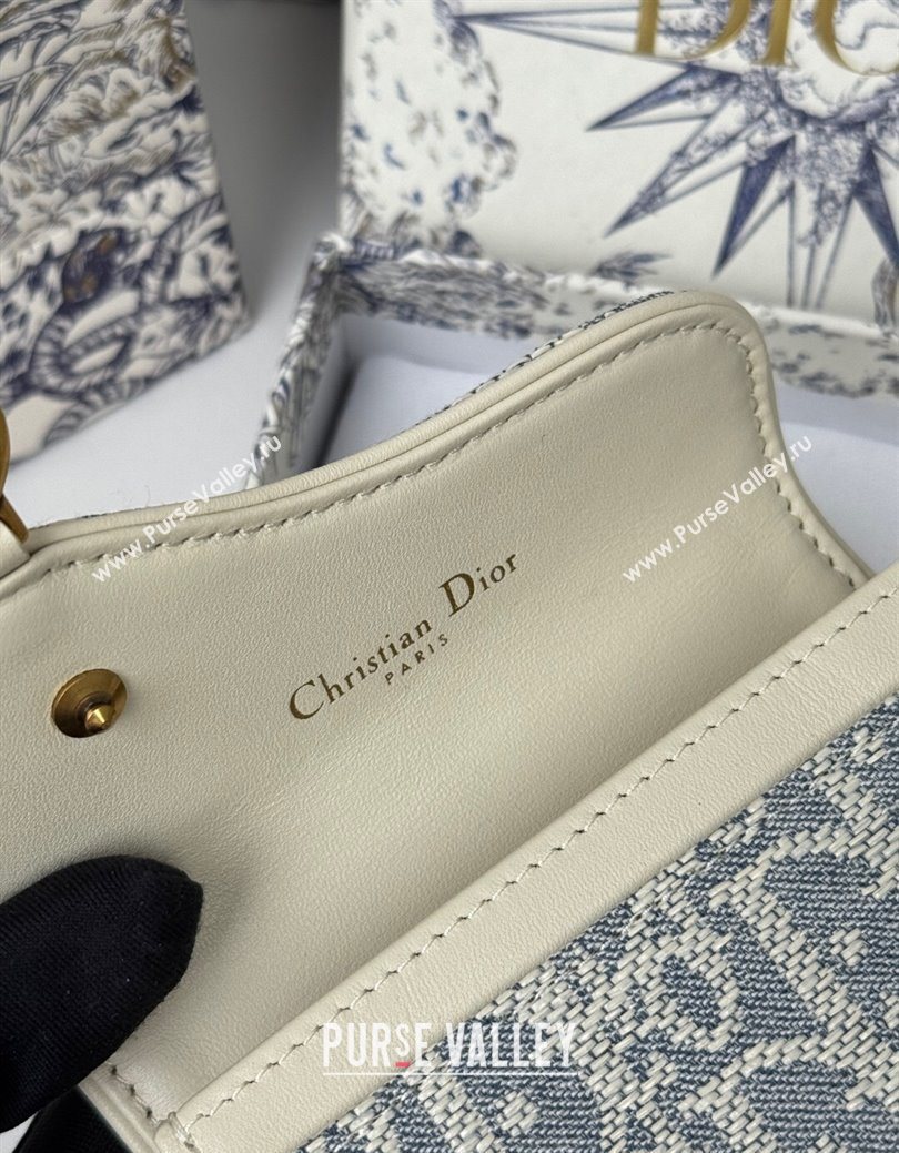 Dior Saddle Bloom Card Holder in Blue Dior Oblique Chambray with Raffia Effect and White Smooth Calfskin 2025 (XXG-250627088)