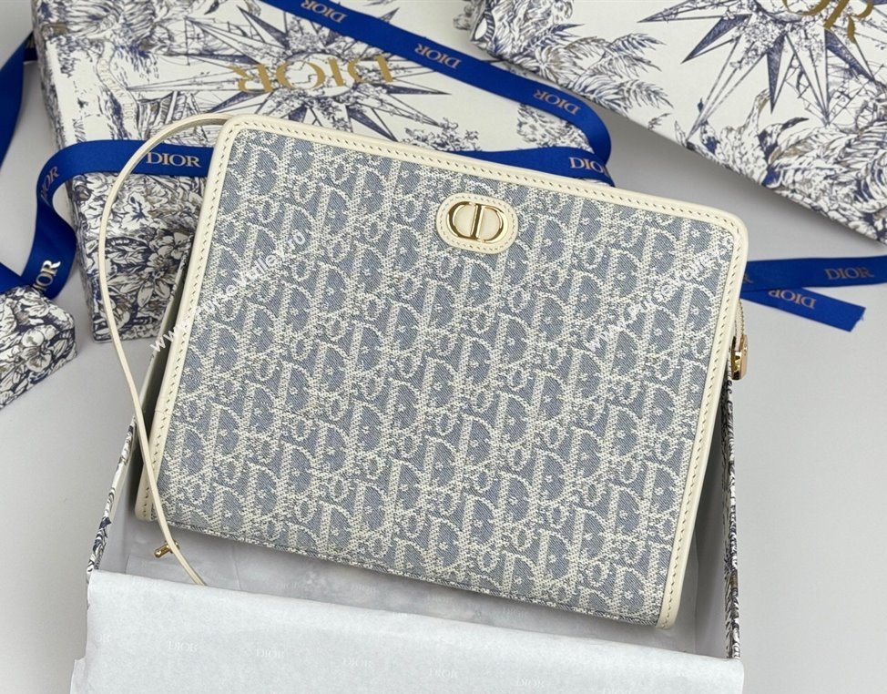 Dior 30 Montaigne Dea Pouch in Blue Dior Oblique Chambray with Raffia Effect and White Smooth Calfskin 2025 (XXG-250627098)