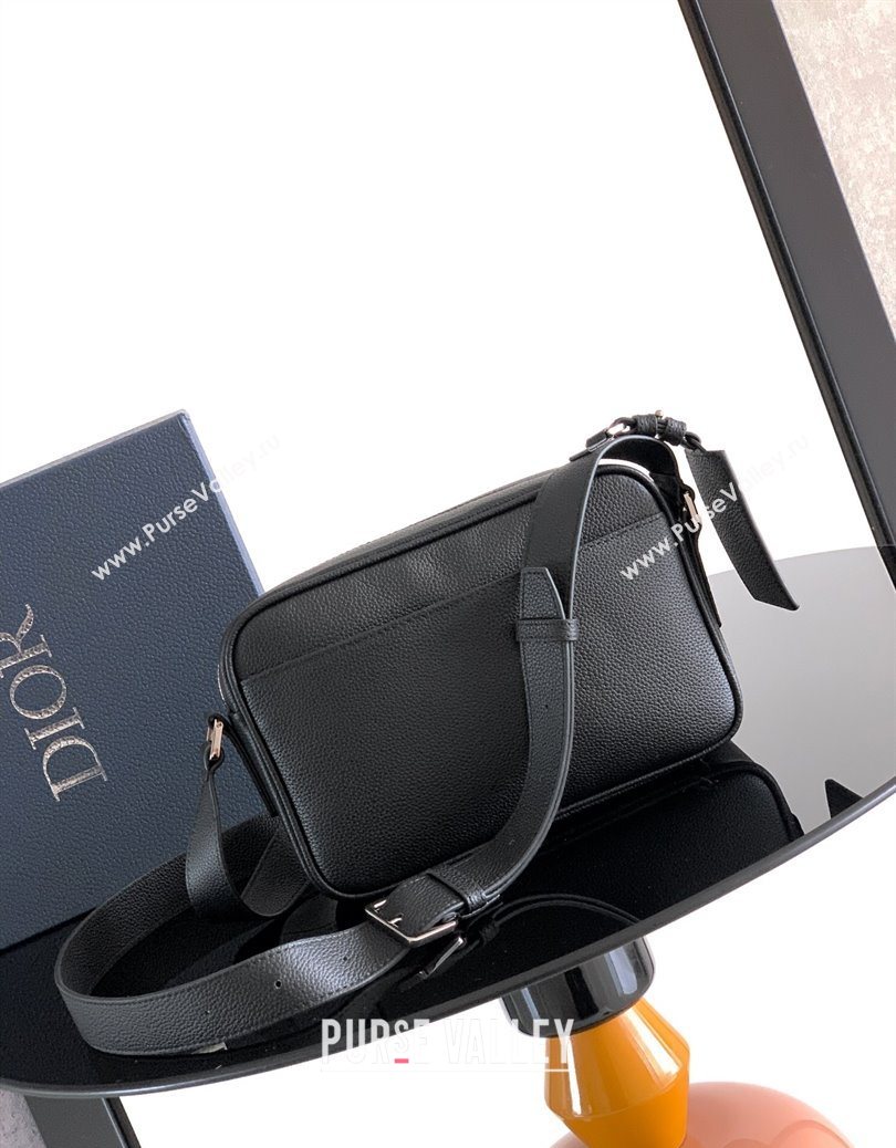 Dior Mens CD Icon Zipped Messenger Bag in Black Grained Calfskin 2025 1122 (XXG-251122038)