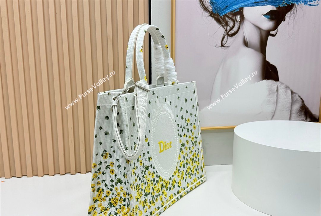 Dior Large Book Tote Bag in Buttercup Embroidery and White Dior Medaillon 2026 8833 (BF-260127052)