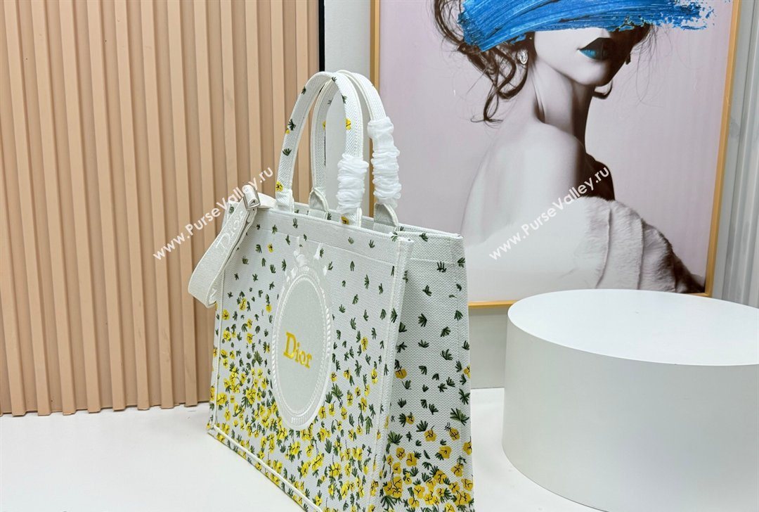 Dior Large Book Tote Bag in Buttercup Embroidery and White Dior Medaillon 2026 8833 (BF-260127052)