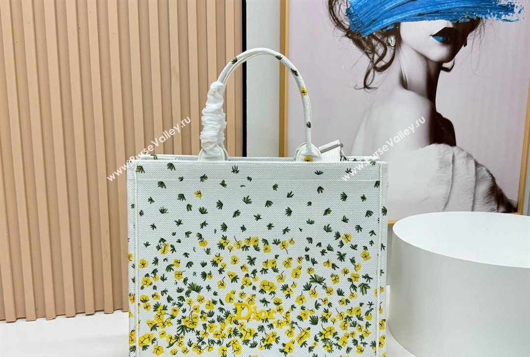 Dior Large Book Tote Bag in Buttercup Embroidery and White Dior Medaillon 2026 8833 (BF-260127052)