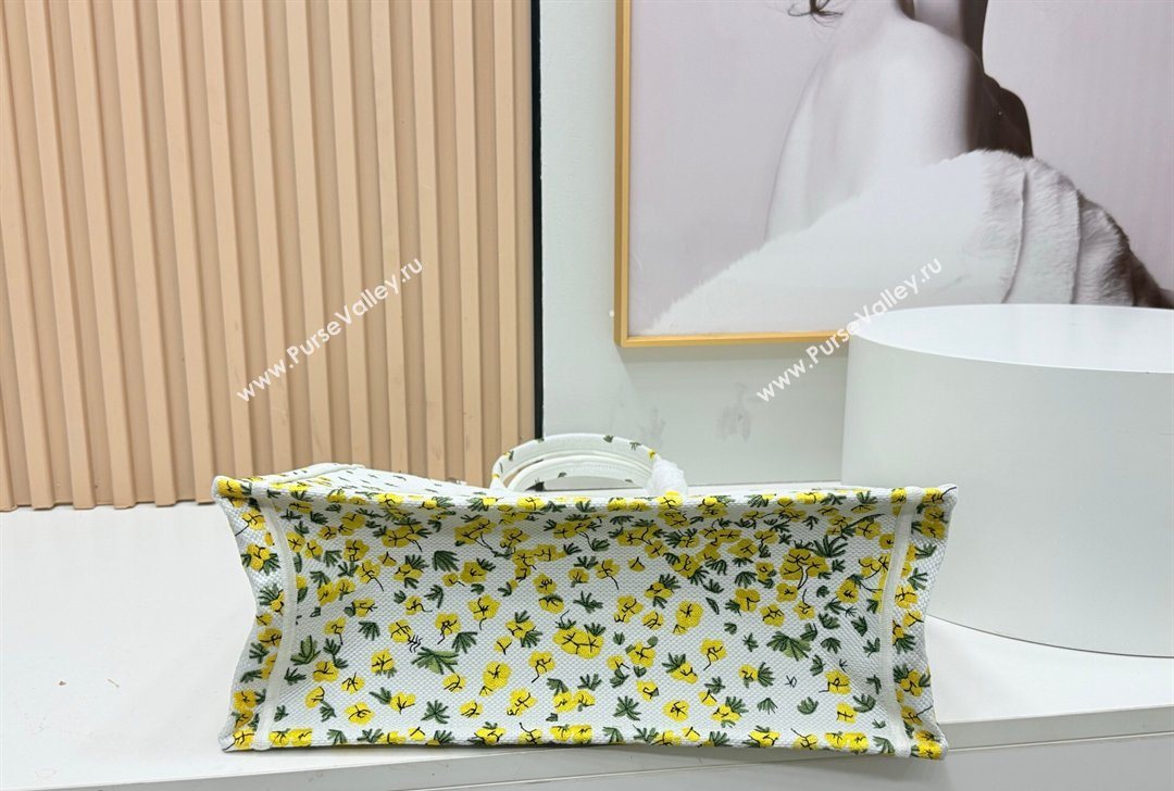Dior Large Book Tote Bag in Buttercup Embroidery and White Dior Medaillon 2026 8833 (BF-260127052)