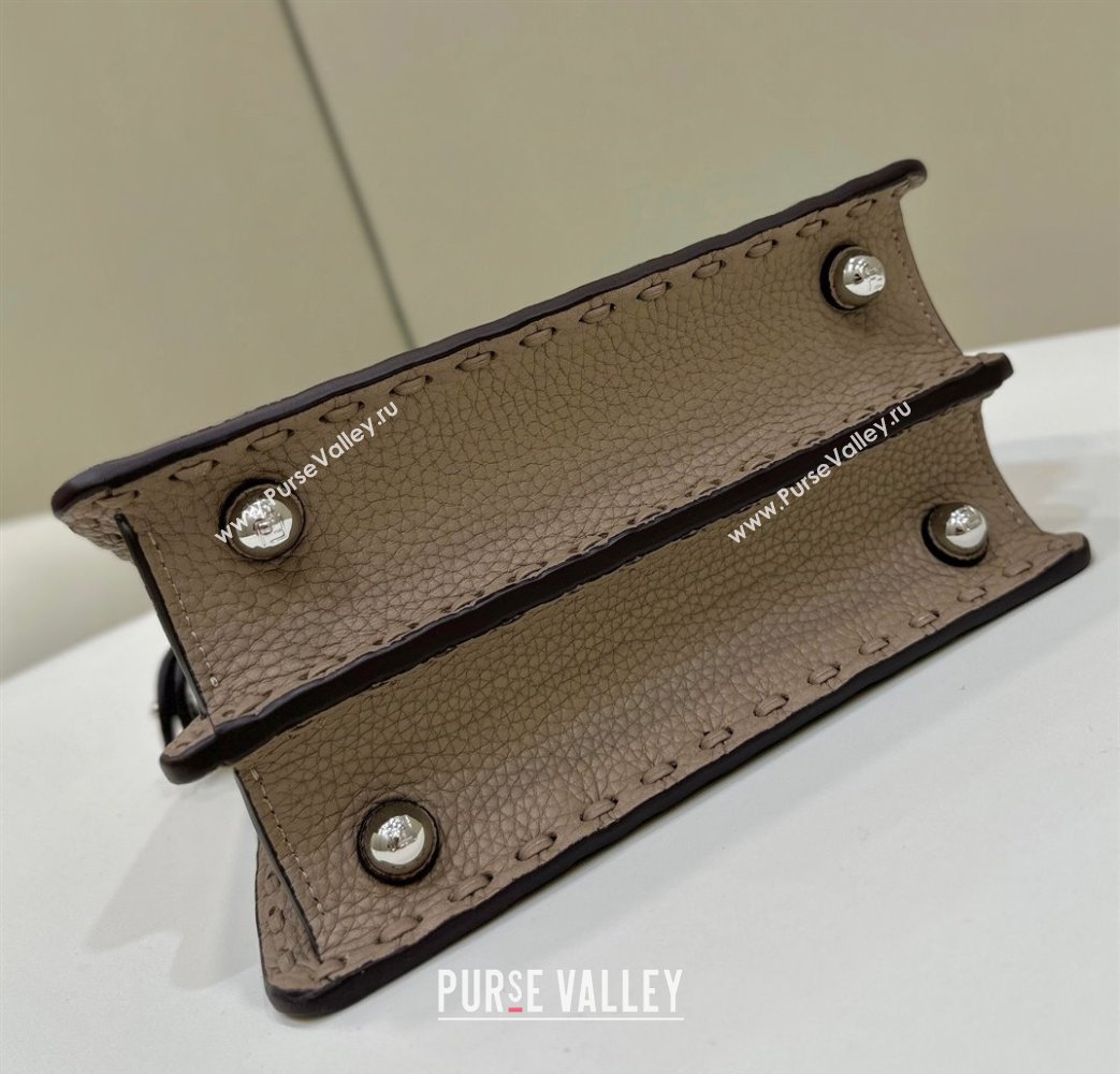 Fendi Peekaboo ISeeU Petite Bag in Grained Leather with Oversized topstitching Dove Grey 2025 80133 top (CL-250210005)