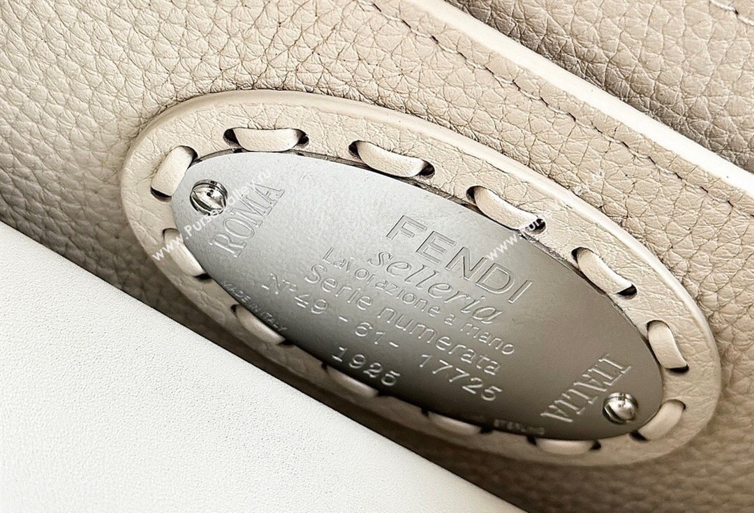 Fendi Peekaboo ISeeU Petite Bag in Grained Leather with Oversized topstitching White 2025 80133 top (CL-250210007)