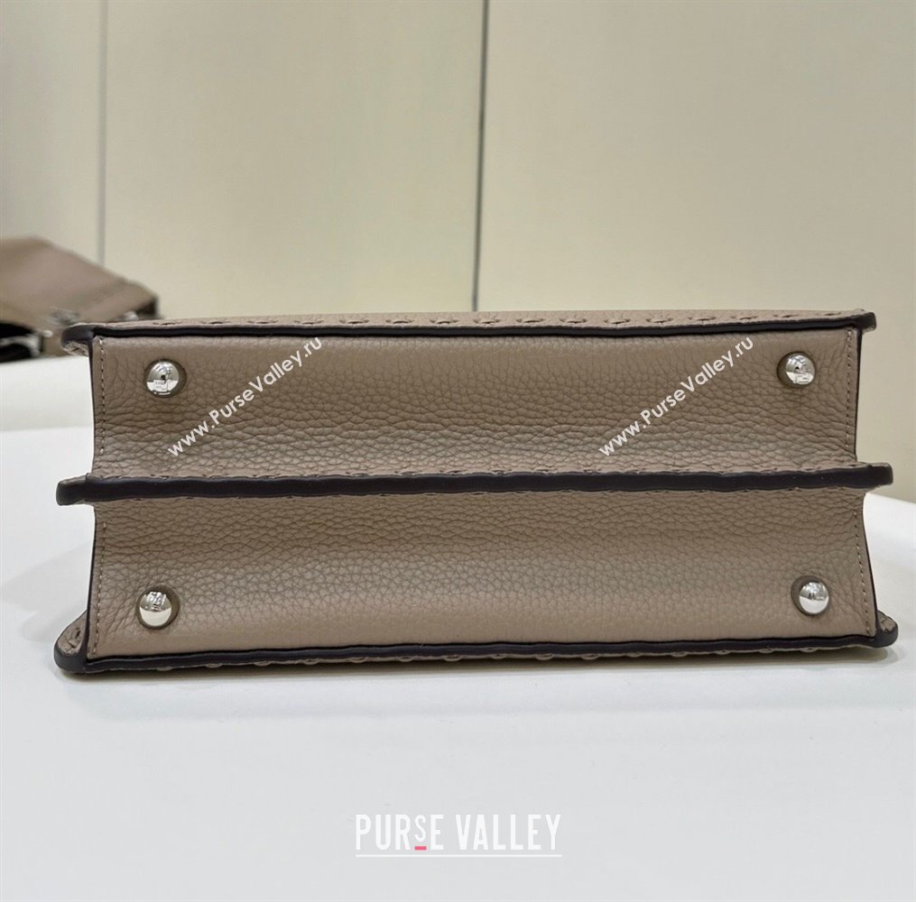 Fendi Peekaboo ISeeU Small Bag in Grained Leather with Oversized topstitching Dove Grey 2025 80133 top (CL-250210014)
