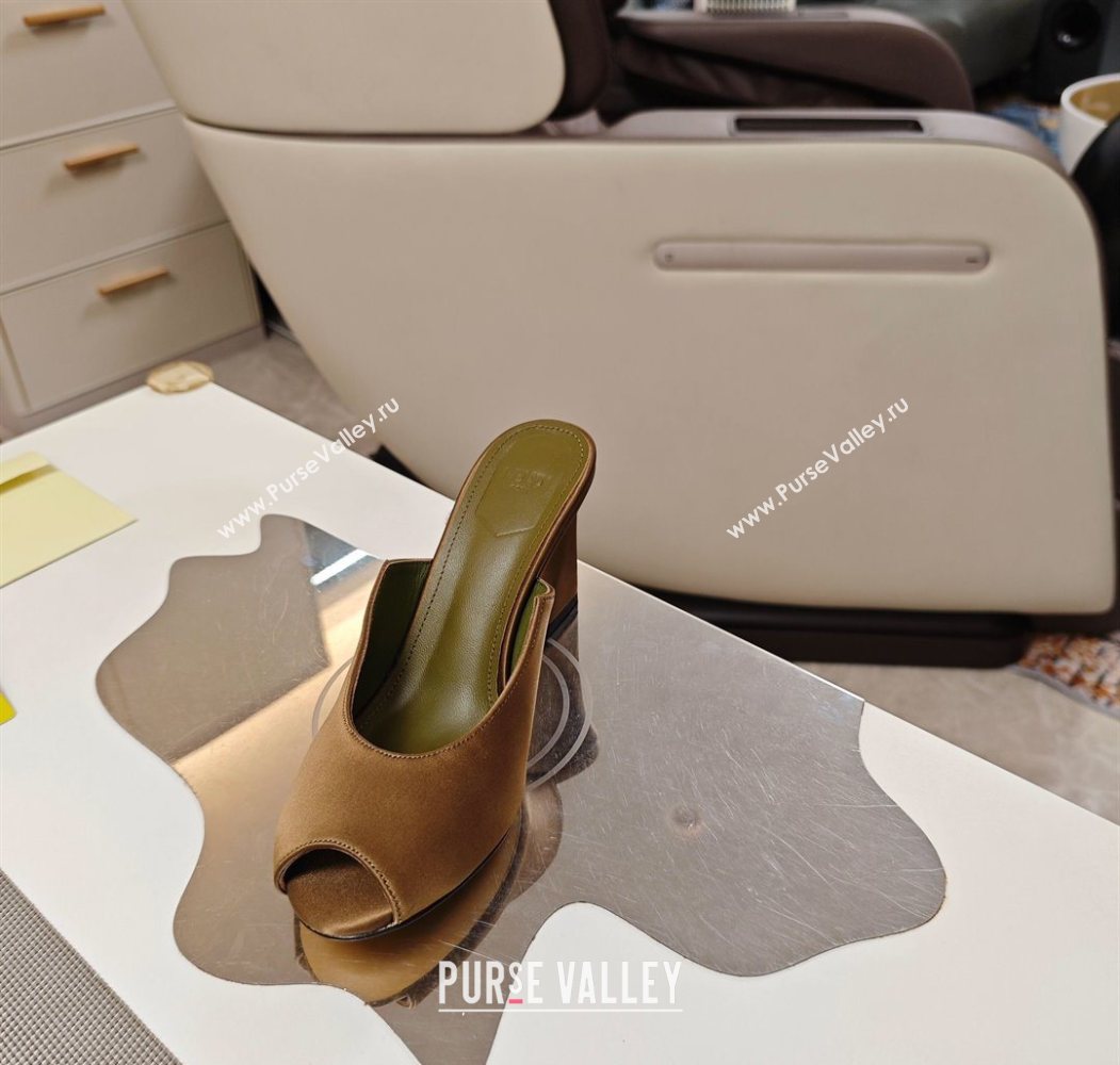 Fendi Arco Wedge Slides Sandal 8.5cm in Satin Khaki 2025 (MD-250710053)