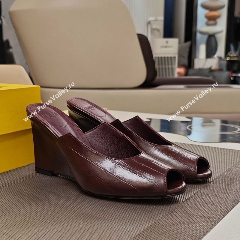 Fendi Arco Wedge Slides Sandal 8.5cm in Shiny Hagfish Embossed Leather Burgundy 2025 (MD-250710061)